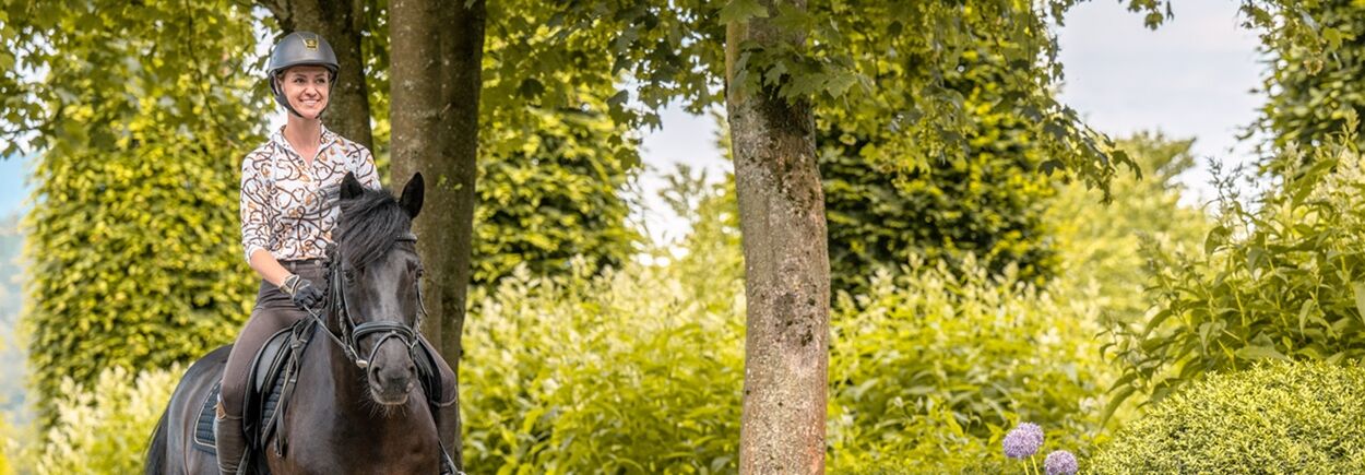 Personen mit Rot-weiße Laufschuhe stehen auf trockenem Gras