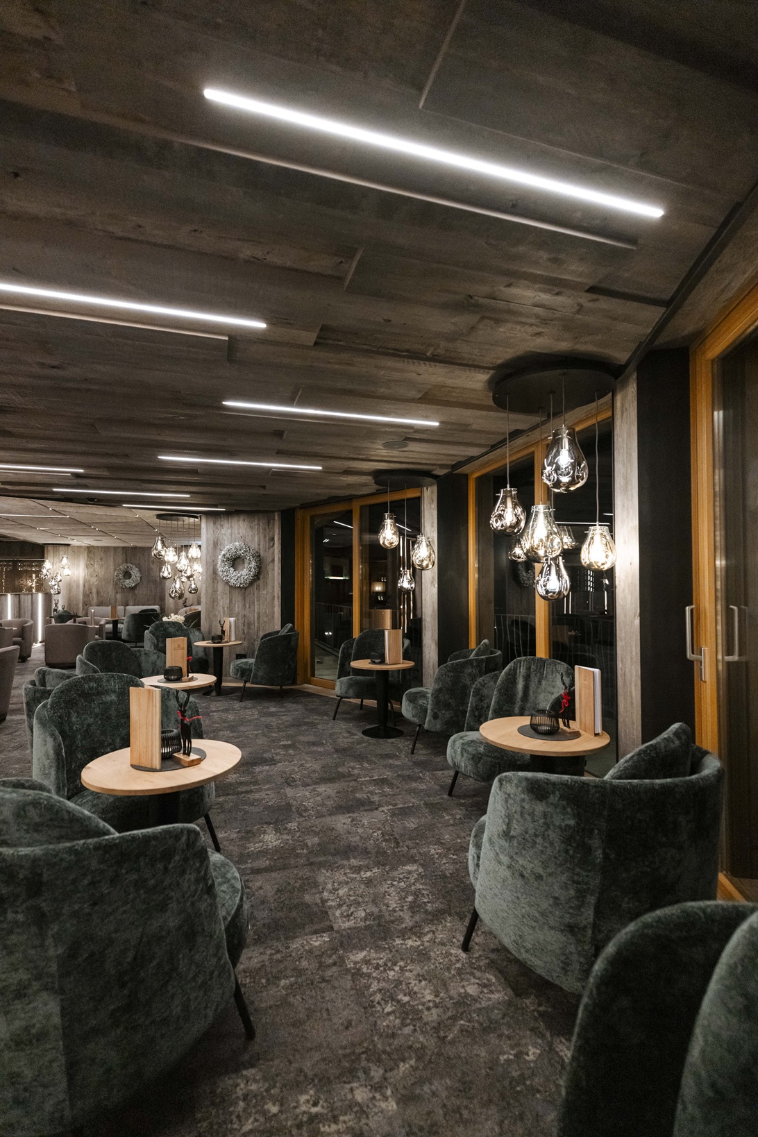 gemütliche Tische für 2 Personen an der Hotelbar des Bayerwaldhofes