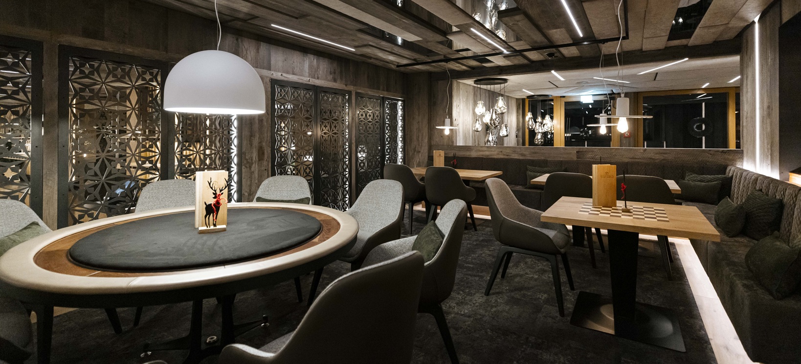 Spielelounge Pokertisch in der Spielelounge des Bayerwaldhofs