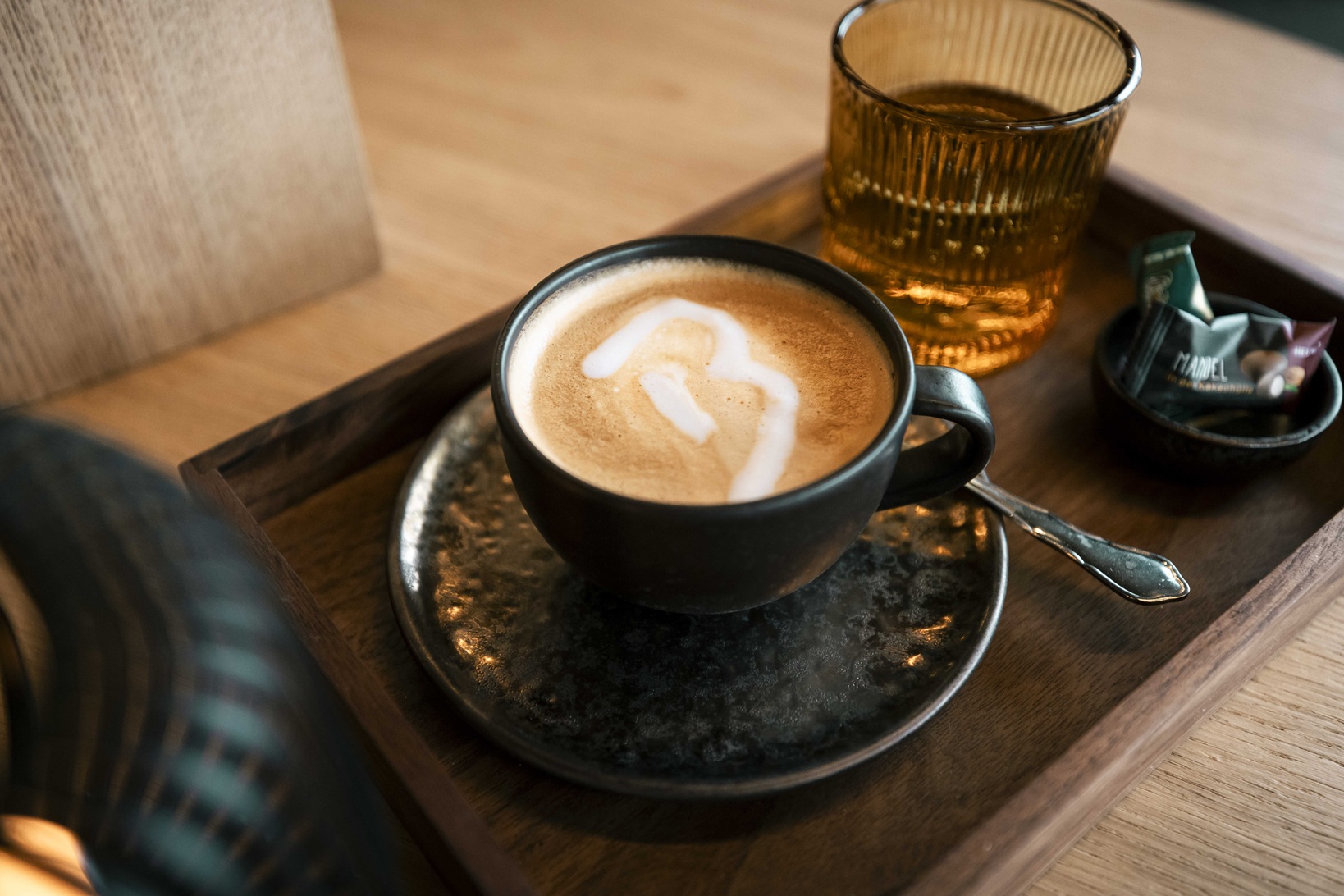 Cappuccino mit Bayerwaldhof Logo