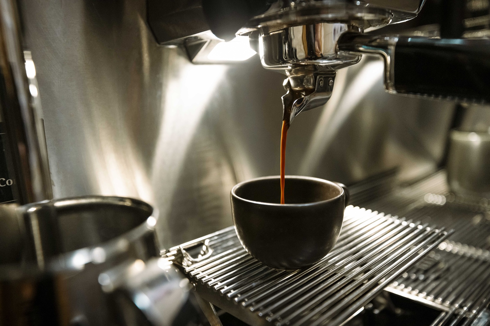 Frisch extrahierter Espresso auf Sibträgermaschine