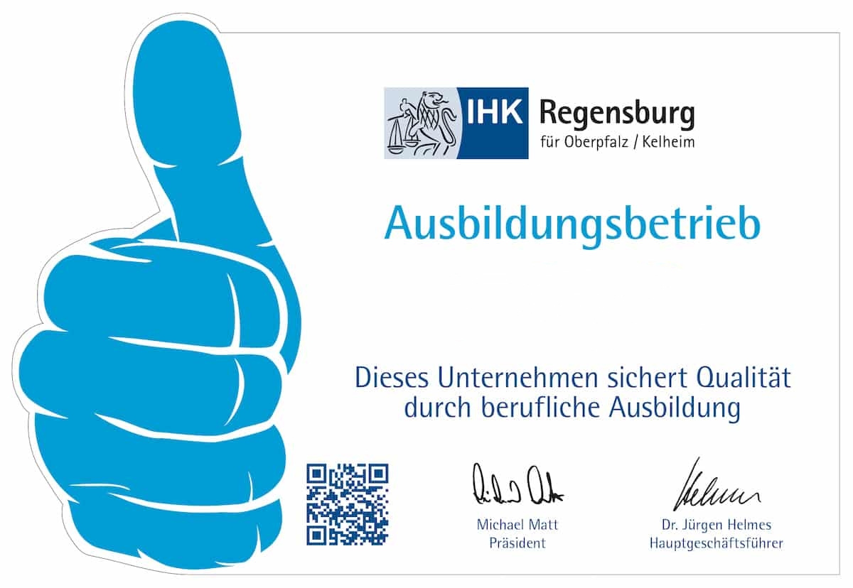 Zertifikat der IHK Regensburg für Oberpfalz/Kelheim mit Aufschrift ‘Ausbildungsbetrieb – Dieses Unternehmen sichert Qualität durch berufliche Ausbildung’, unterschrieben von Michael Matt und Dr. Jürgen Helmes.