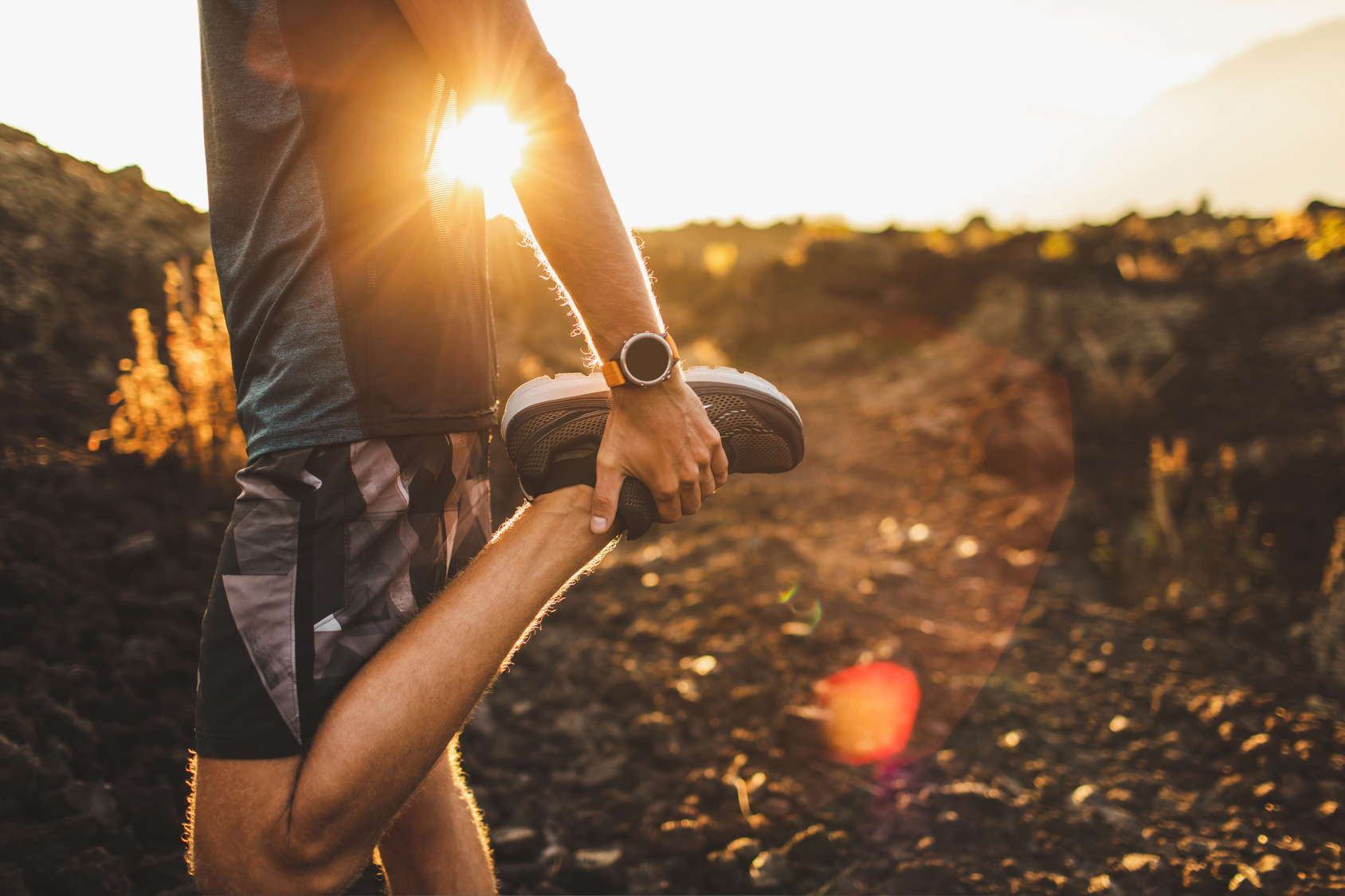 Läufer dehnt sich nach einem Traillauf am Arber