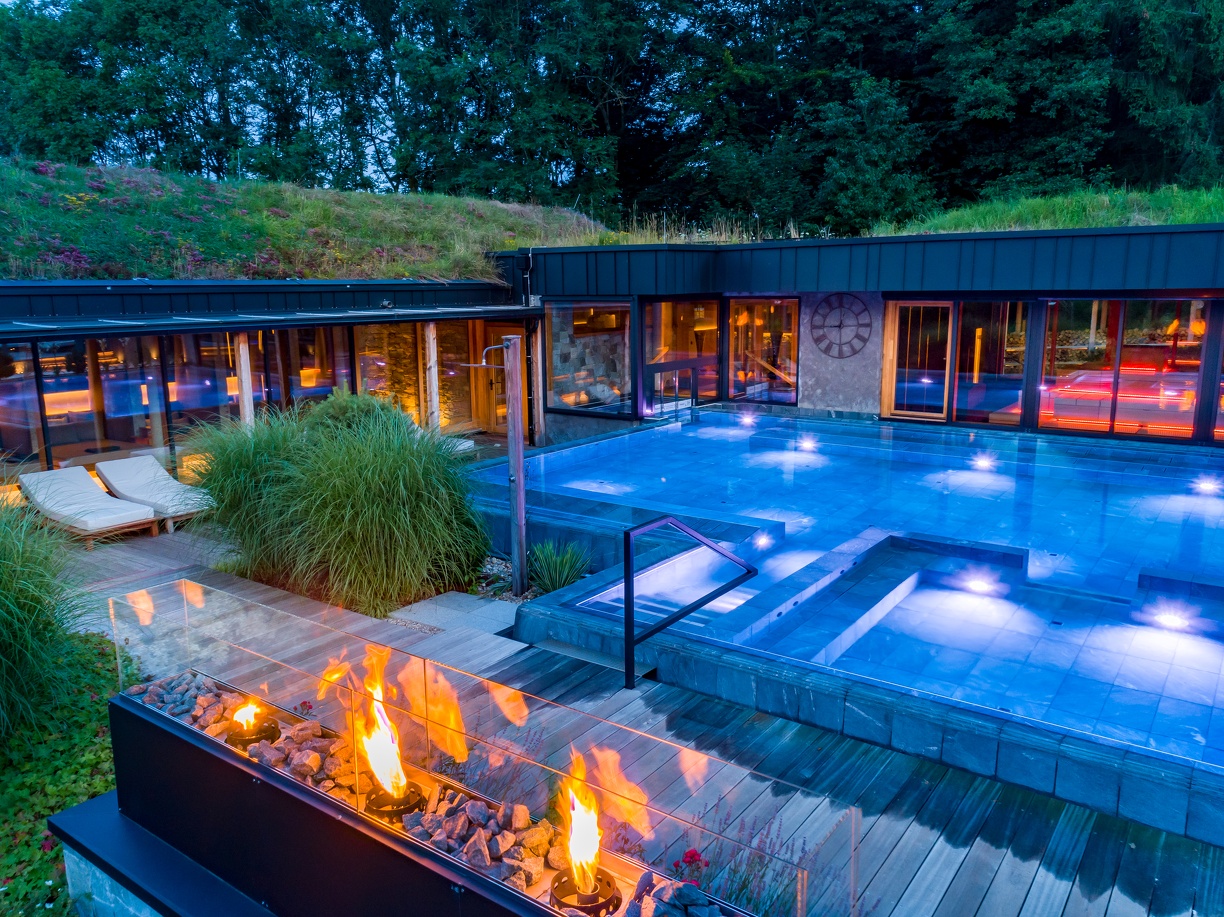 Außenpool am Abend im Wald Wasser Wiesen SPA