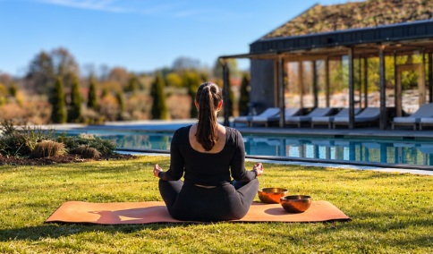 Dame meditiert vor SPA Bereich
