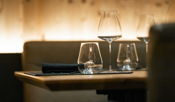 Eingedeckter Tisch im Sternerestaurant Leos